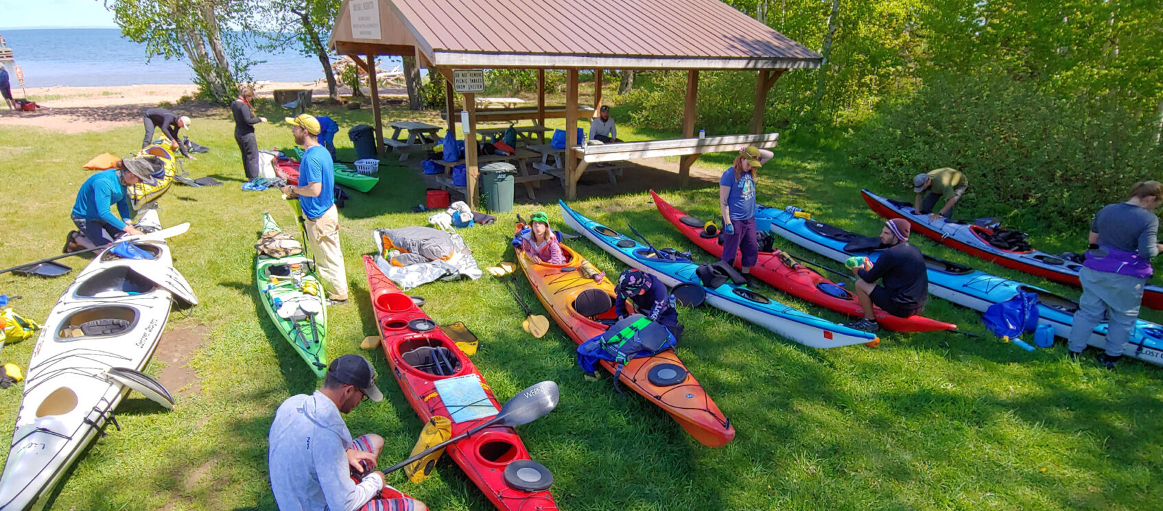 people prepping kayaks